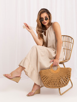 Beige schwingendes Kleid mit Rüsche.