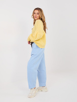 Pastelowe niebieskie sztruksowe spodnie z zakładkami 