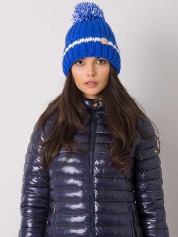 Blaue Mütze mit Bommel.