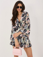 Czarna krótka marynarka z jednorzędowym zapięciem