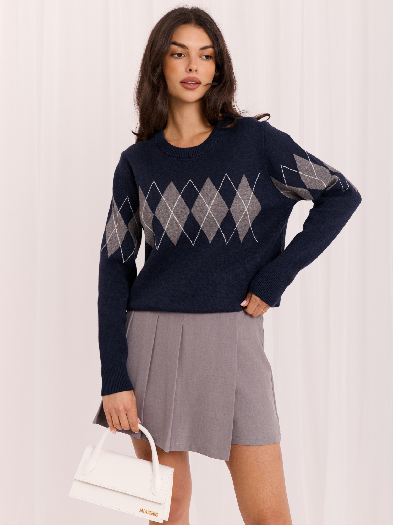 Granatowy damski sweter w geometryczny wzór