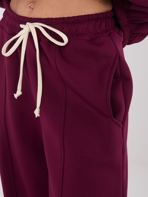 Burgundowe dresowe spodnie z przeszyciami