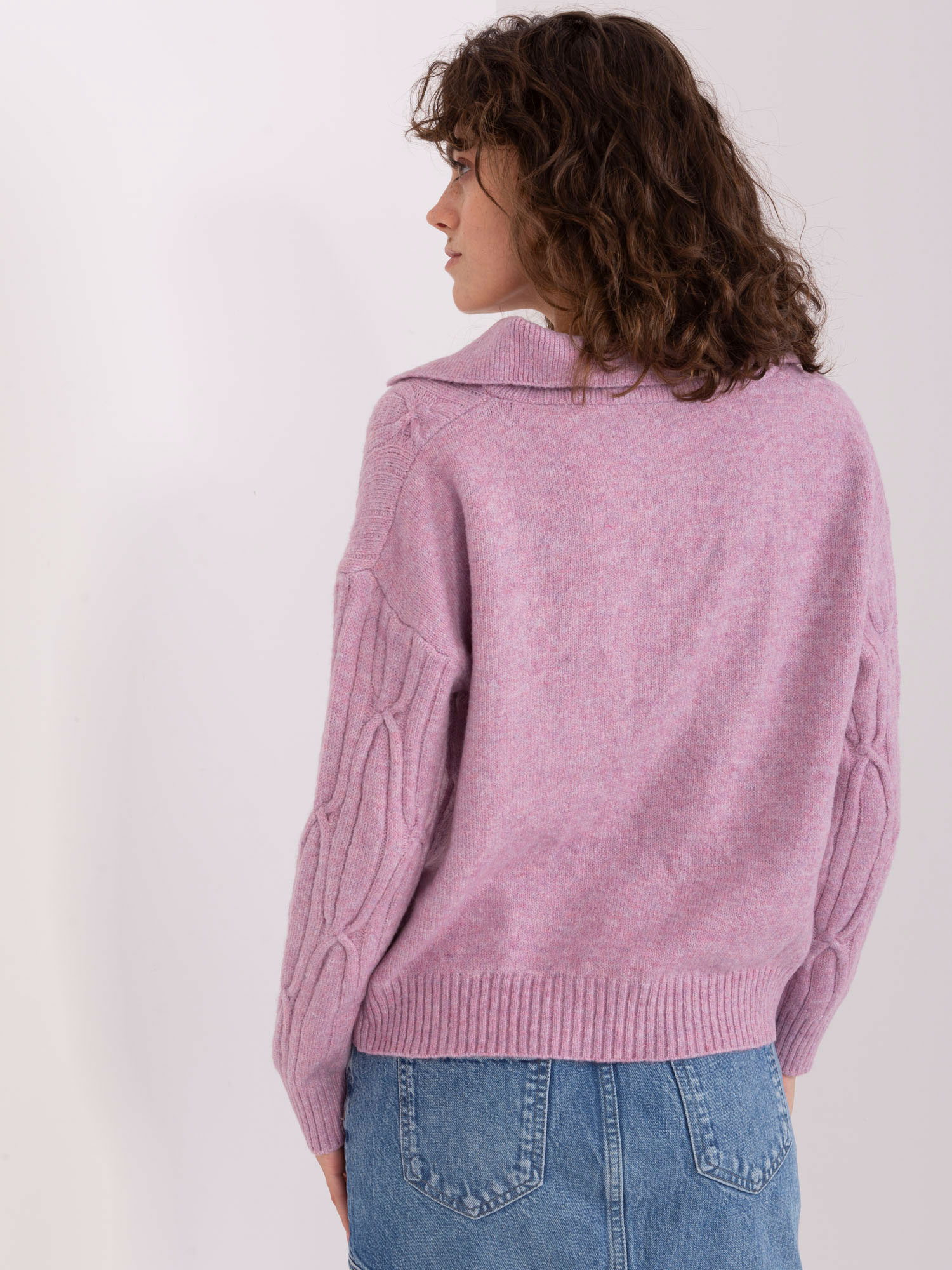 Jasnofioletowy dzianinowy sweter w warkocze