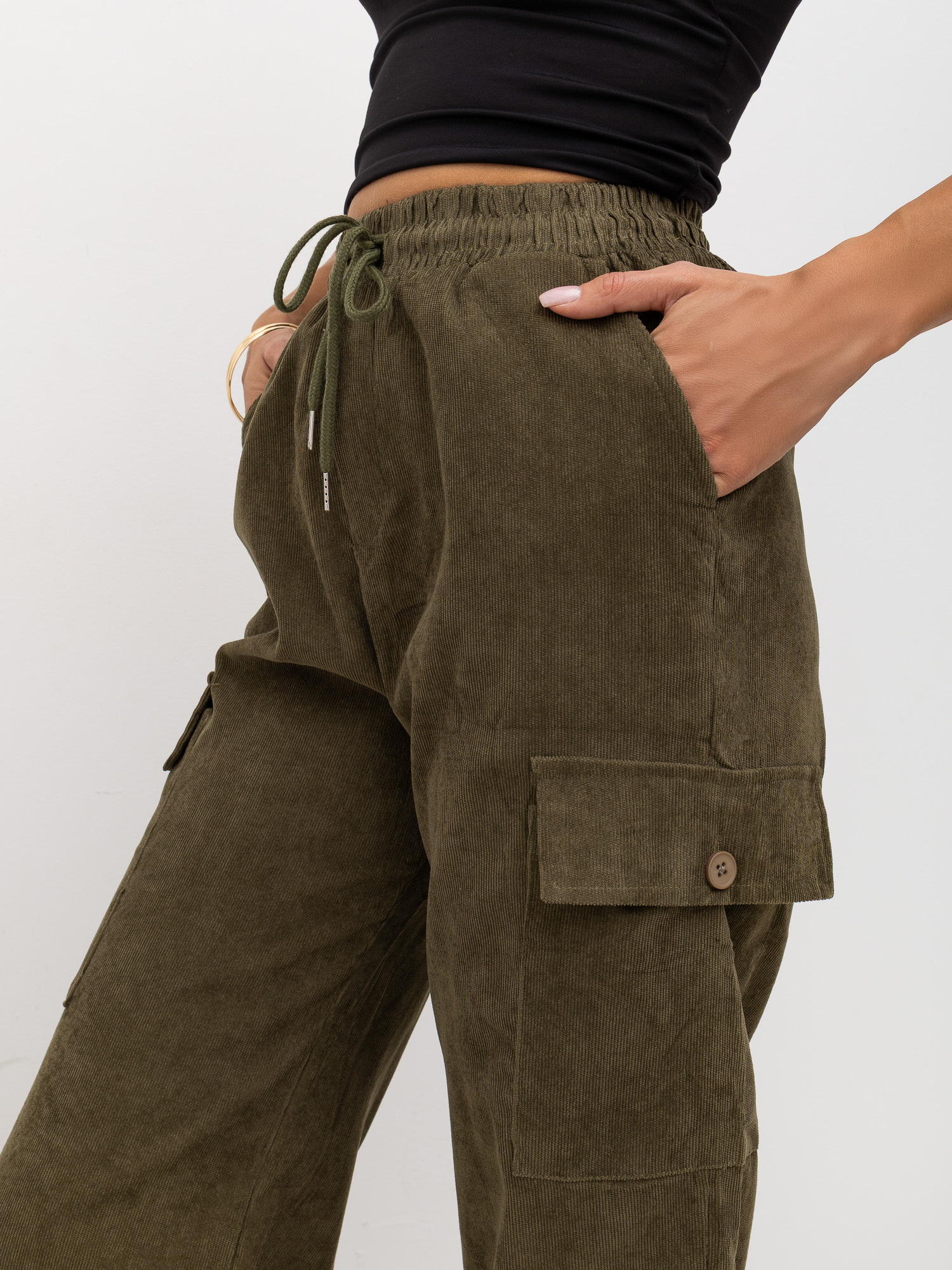 Khaki Baumwollcord-Hose im lockeren Schnitt.