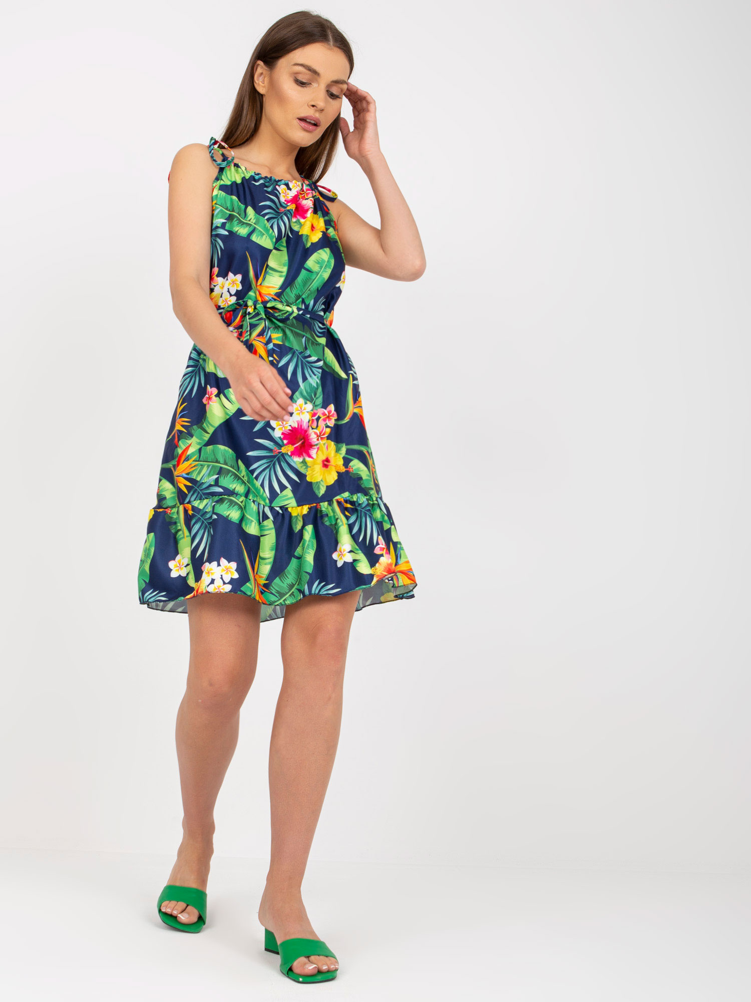 Dunkelblaues Sommerkleid mit Volant und Druck RUE PARIS.