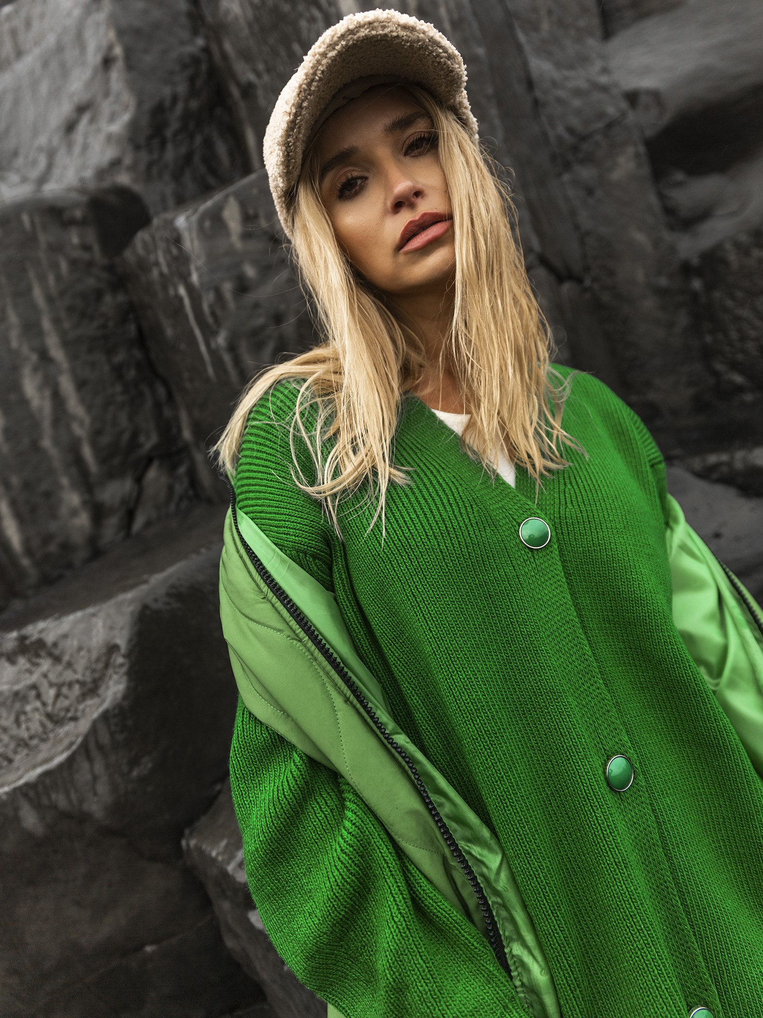 Hurt Grüner Strickjacke mit dekorativen Knöpfen RUE PARIS.