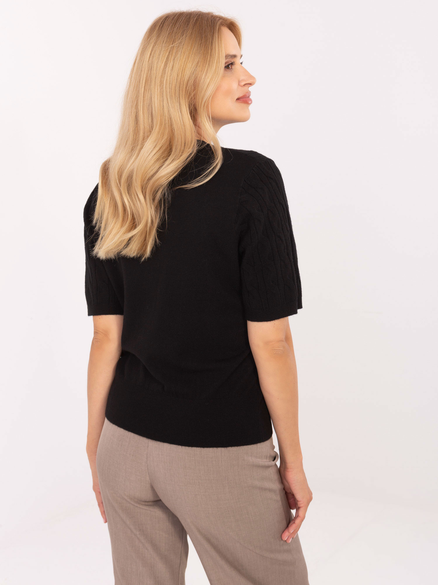 Schwarzer Pullover mit rundem Ausschnitt.