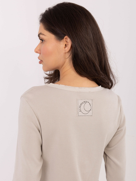 Beżowa bluzka longsleeve z naszywką na plecach