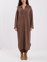 Hellebraune oversized Strickkleid mit Kragen.