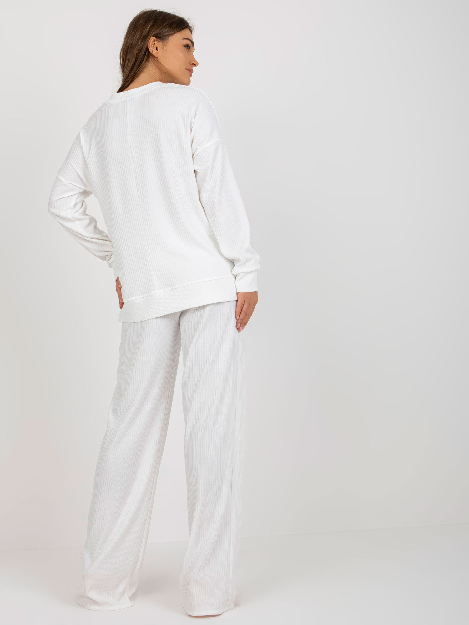 Ecru prążkowany komplet casualowy o kroju oversize