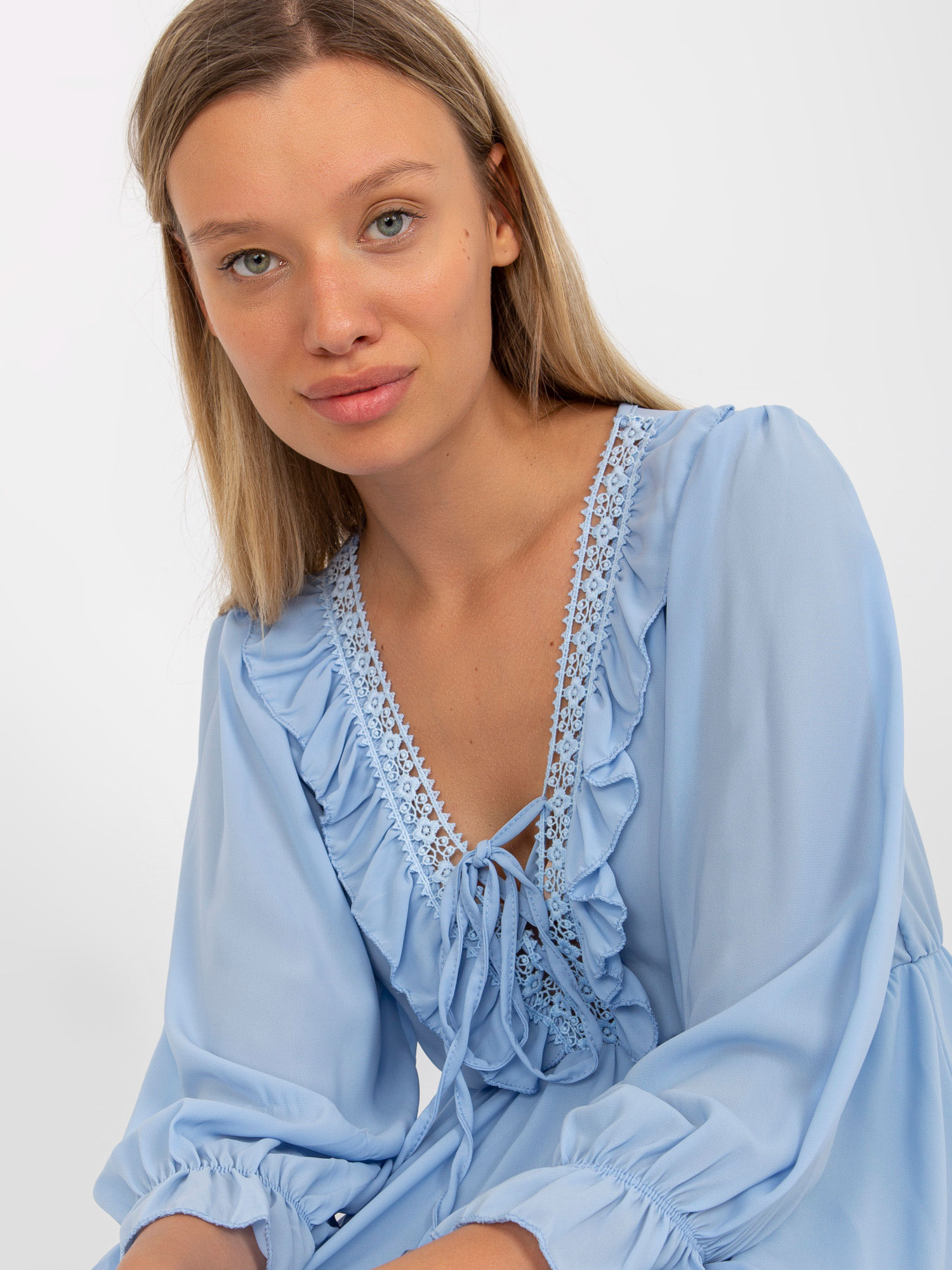 Hurt Jasnoniebieska mini sukienka boho z falbaną OCH BELLA