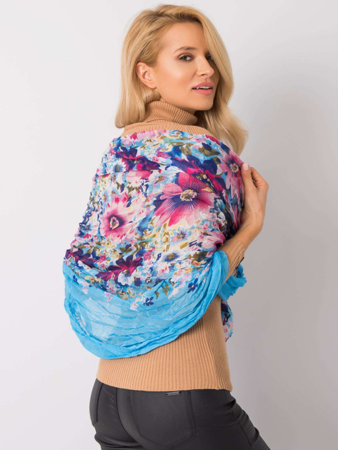 Jasnoniebieska chusta w kwiaty