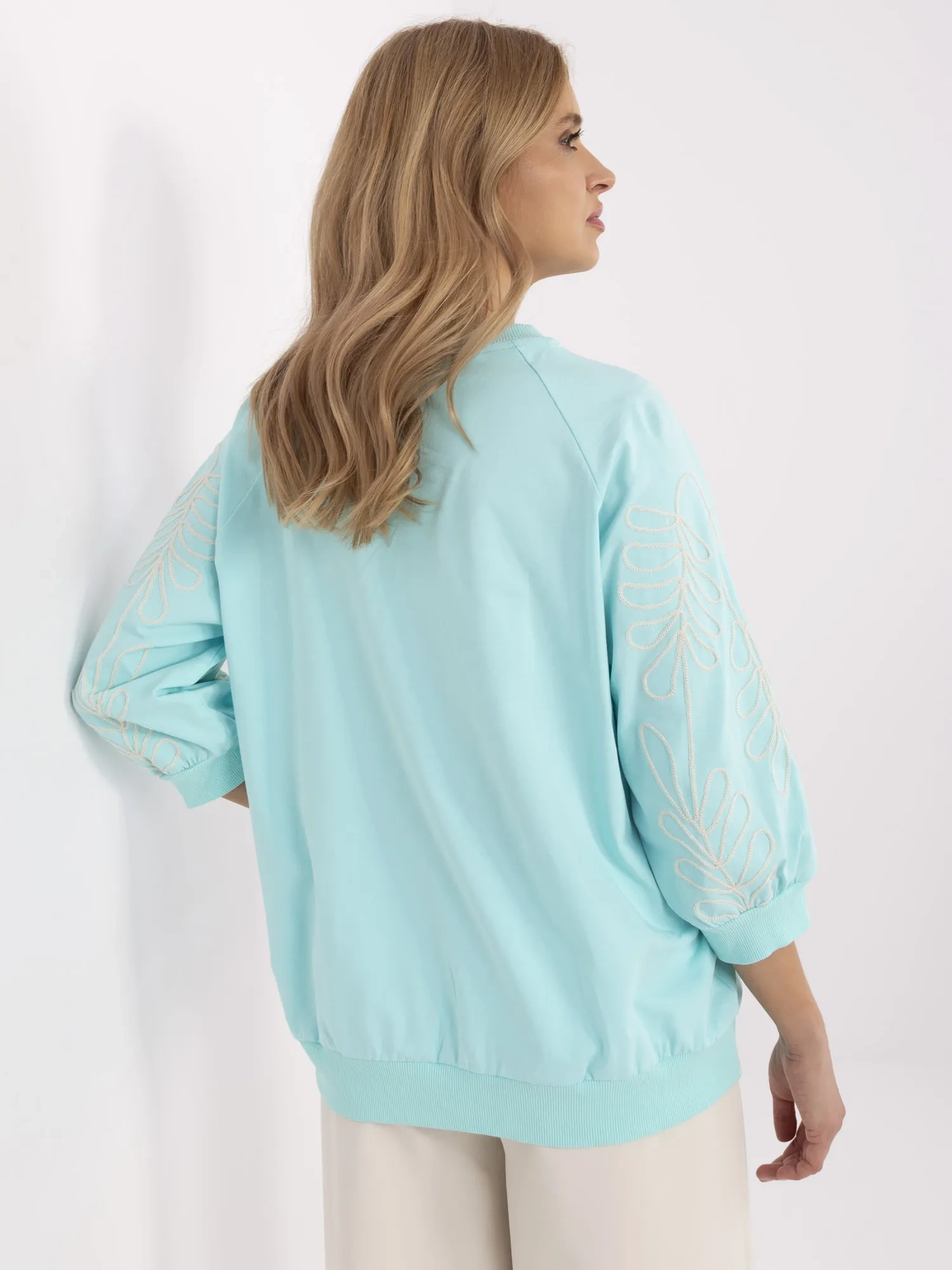 Minzfarbener Damen-Kanguru-Pullover ohne Kapuze.