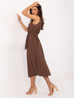 Brown summer dress with decorative buttons.