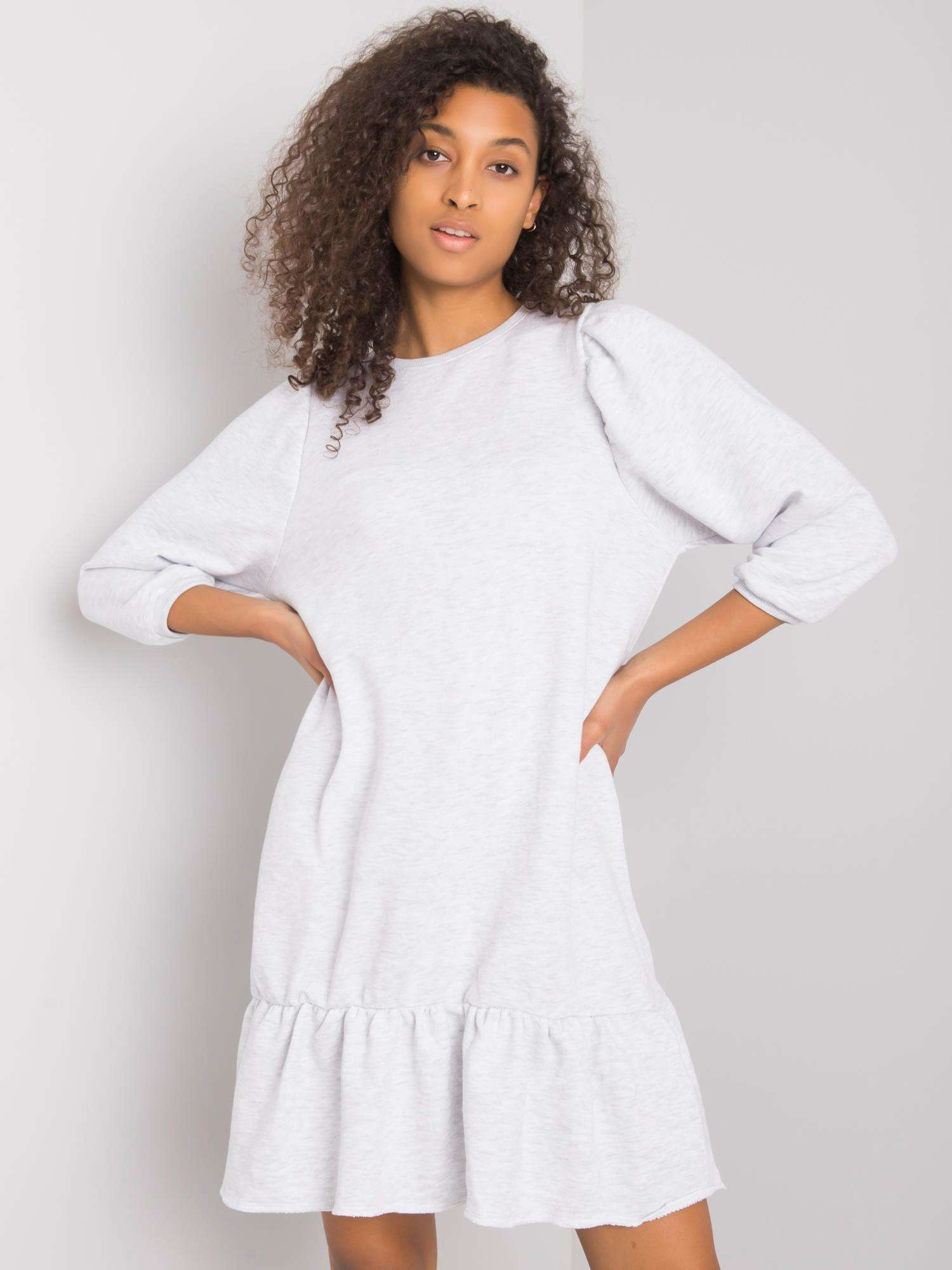 Weiß-beige Kleid mit der Aufschrift Ebba.