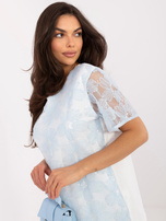 Jasnoniebieska elegancka bluzka z kwiatową koronką