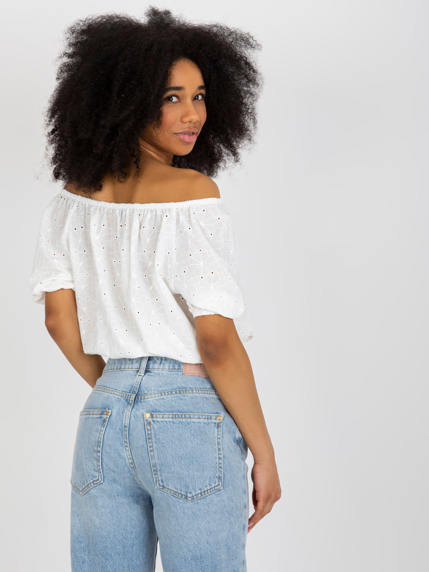 Großhandel Ecru durchbrochene Bluse mit Knöpfen im Spanischen Stil.