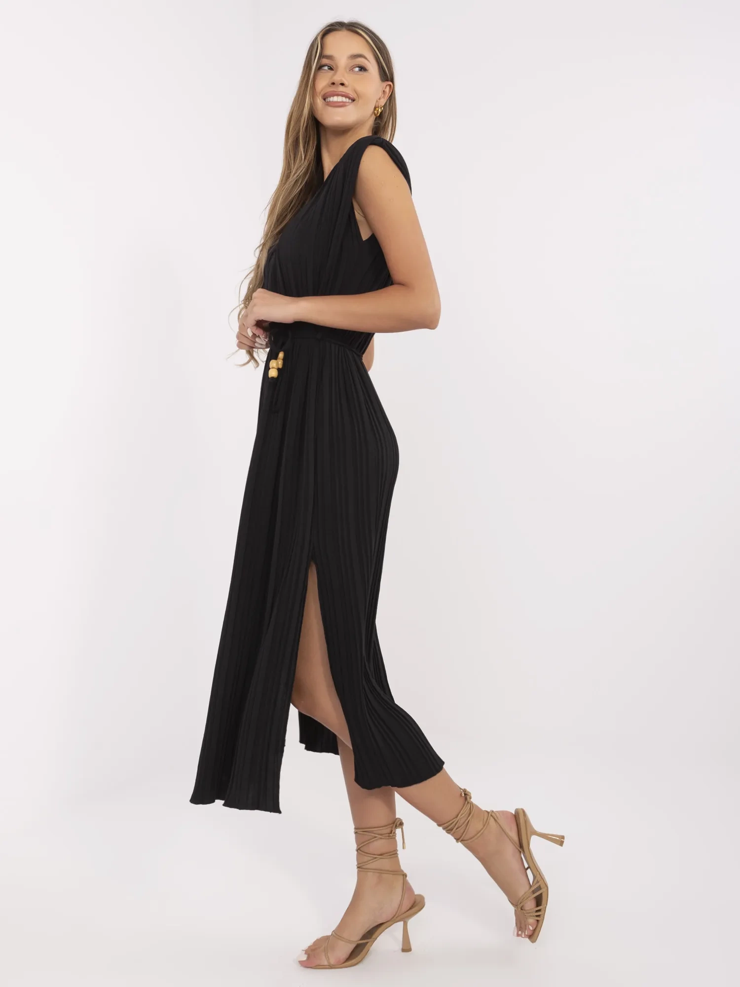 Schwarzes Sommerkleid mit Schulterpolstern.