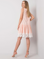 Brzoskwiniowa sukienka z falbaną Frederica