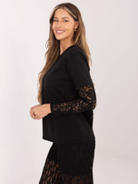 Czarna damska bluzka z koronkowymi rękawami