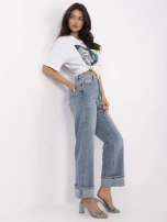 Niebieskie jeansy straight leg z podwiniętą nogawką 