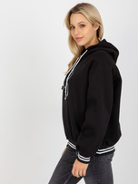 Hurtownia Czarna bluza z kapturem i troczkami