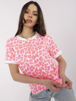 Fluoreszierende rosa-weiße Bluse mit Rundhalsausschnitt.