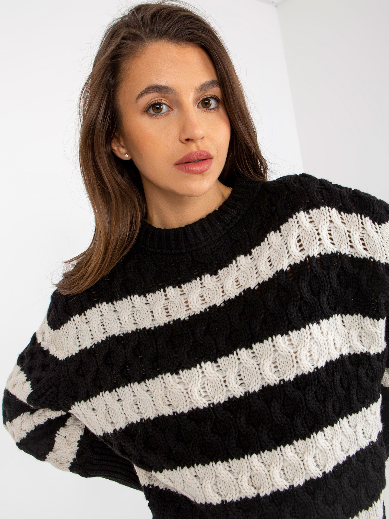 Czarno-ecru dzianinowy sweter oversize w warkocze
