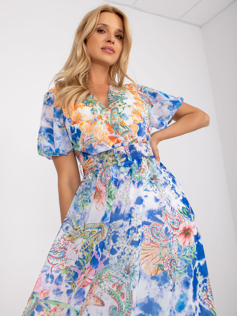 Niebieska sukienka midi z printami i paskiem