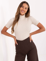 Helle beige, enganliegende gestreifte Pullover.
