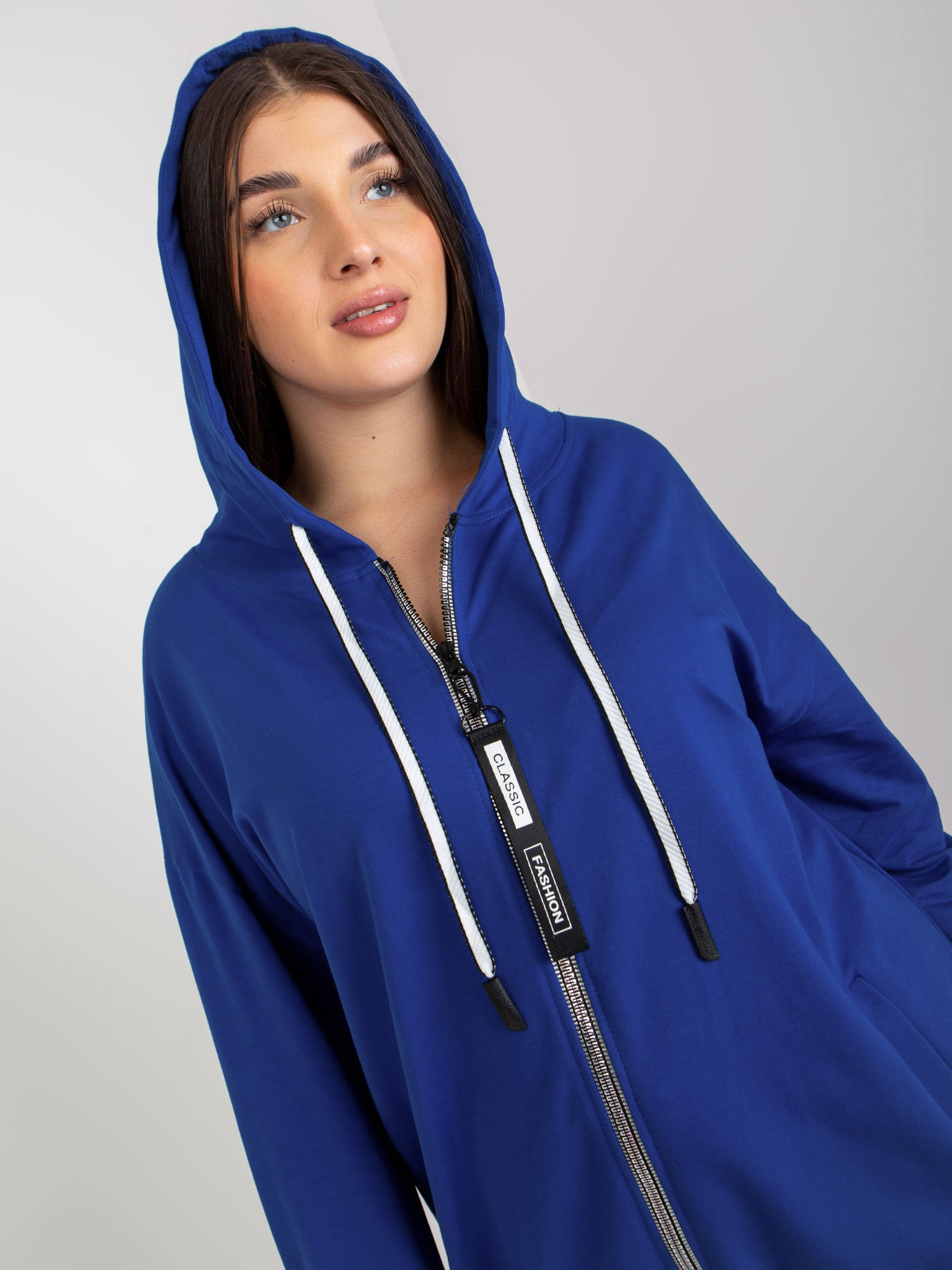 Ciemnoniebieska rozpinana bluza plus size z napisami