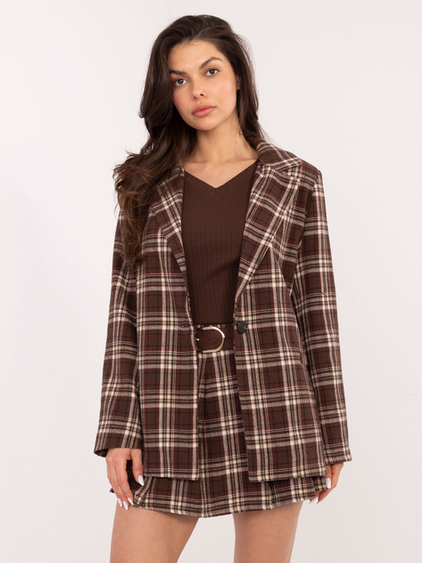 Brązowa marynarka w kratę z zapięciem na guzik