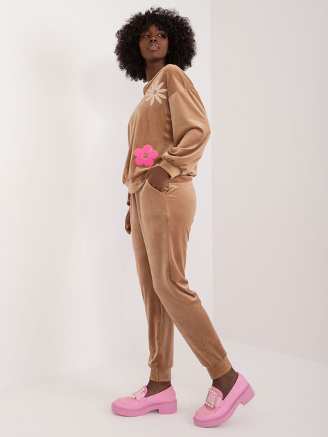 Hurt Ciemobeżowy welurowy komplet z kwiatową naszywką