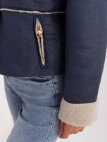 Niebieska krótka kurtka z imitacją kieszeni 