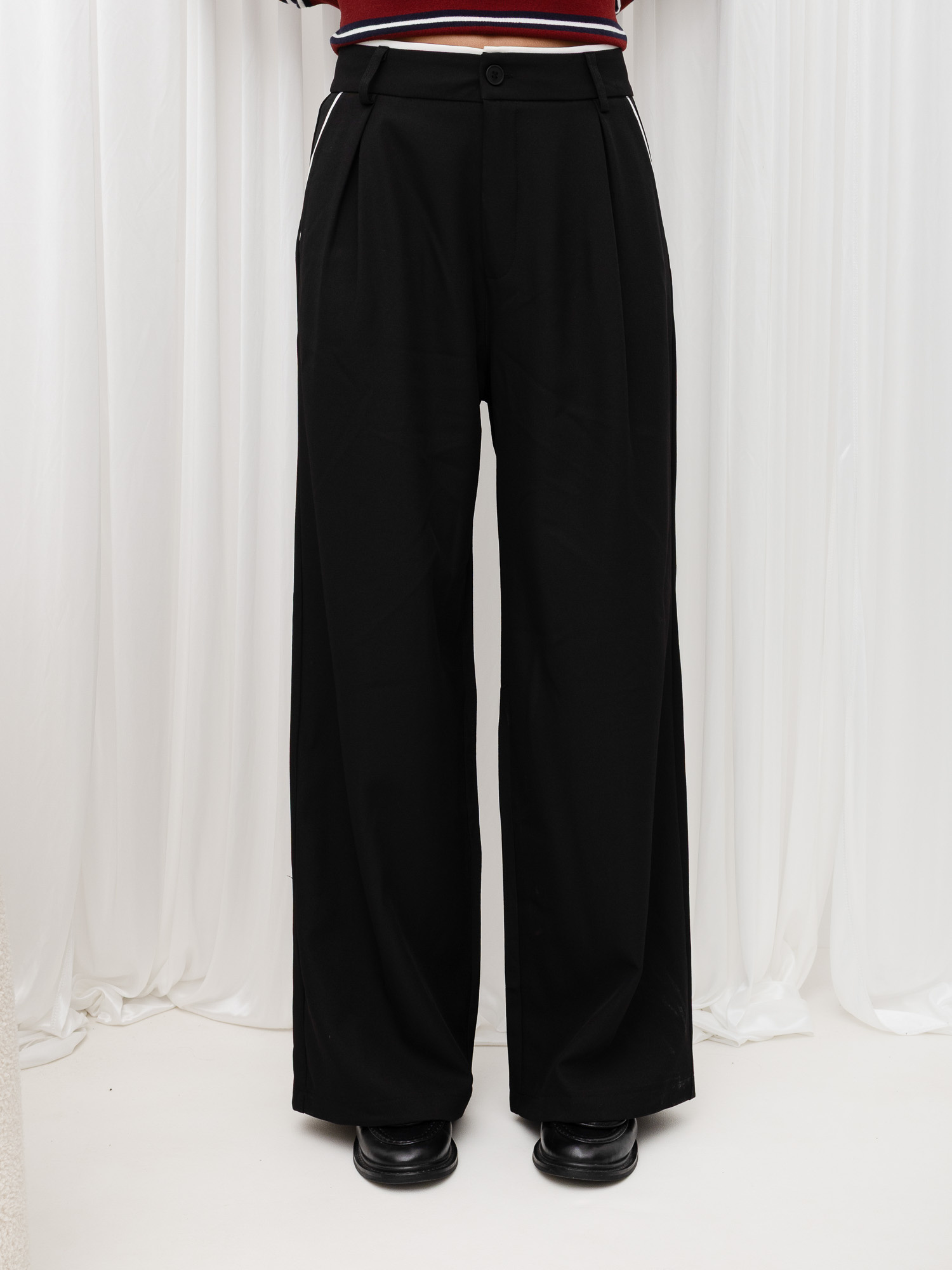 Juodos elegantiškos kelnės su kišenėmis.