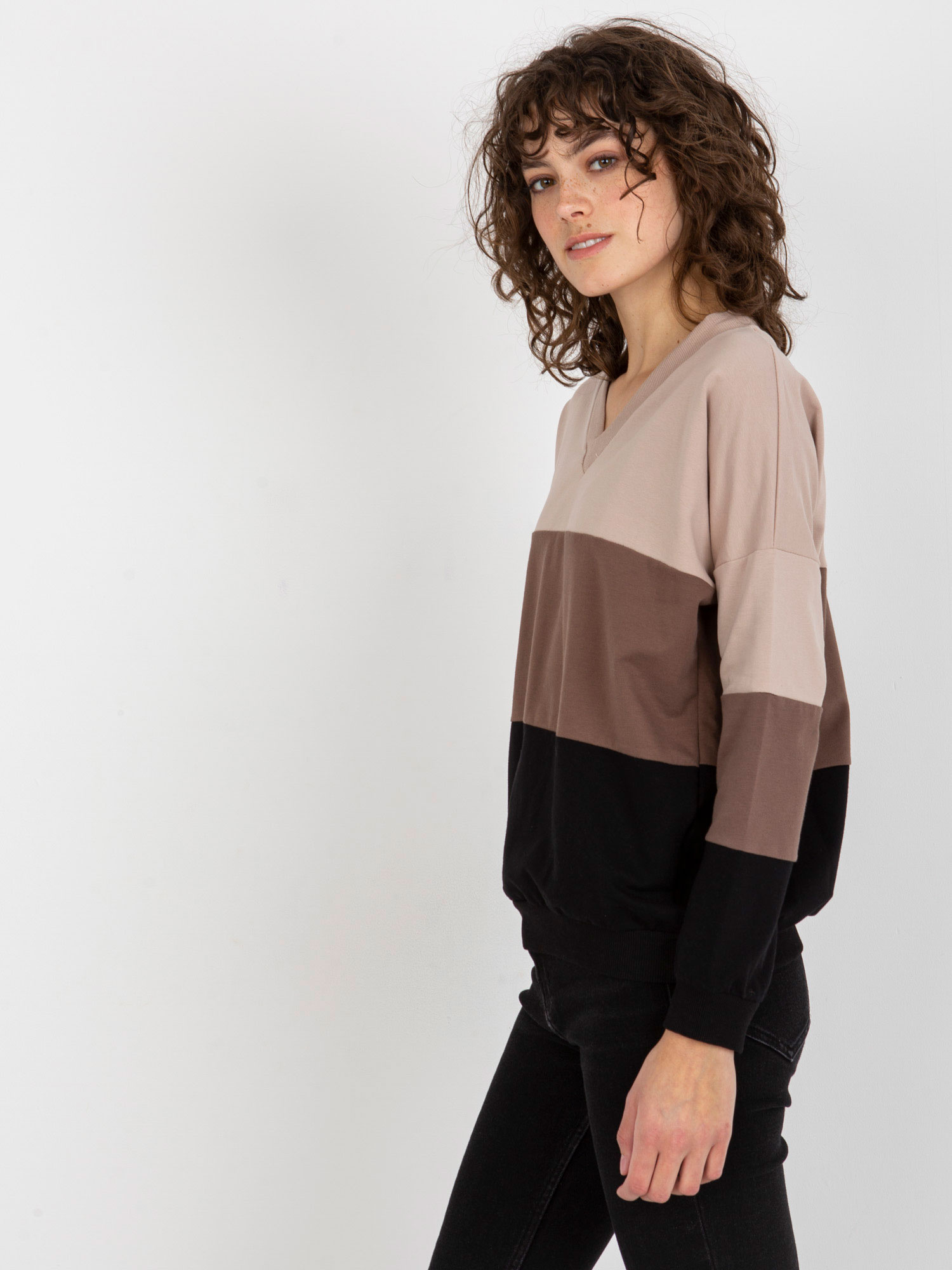 Beżowo-czarna bluza basic z dekoltem w serek RUE PARIS