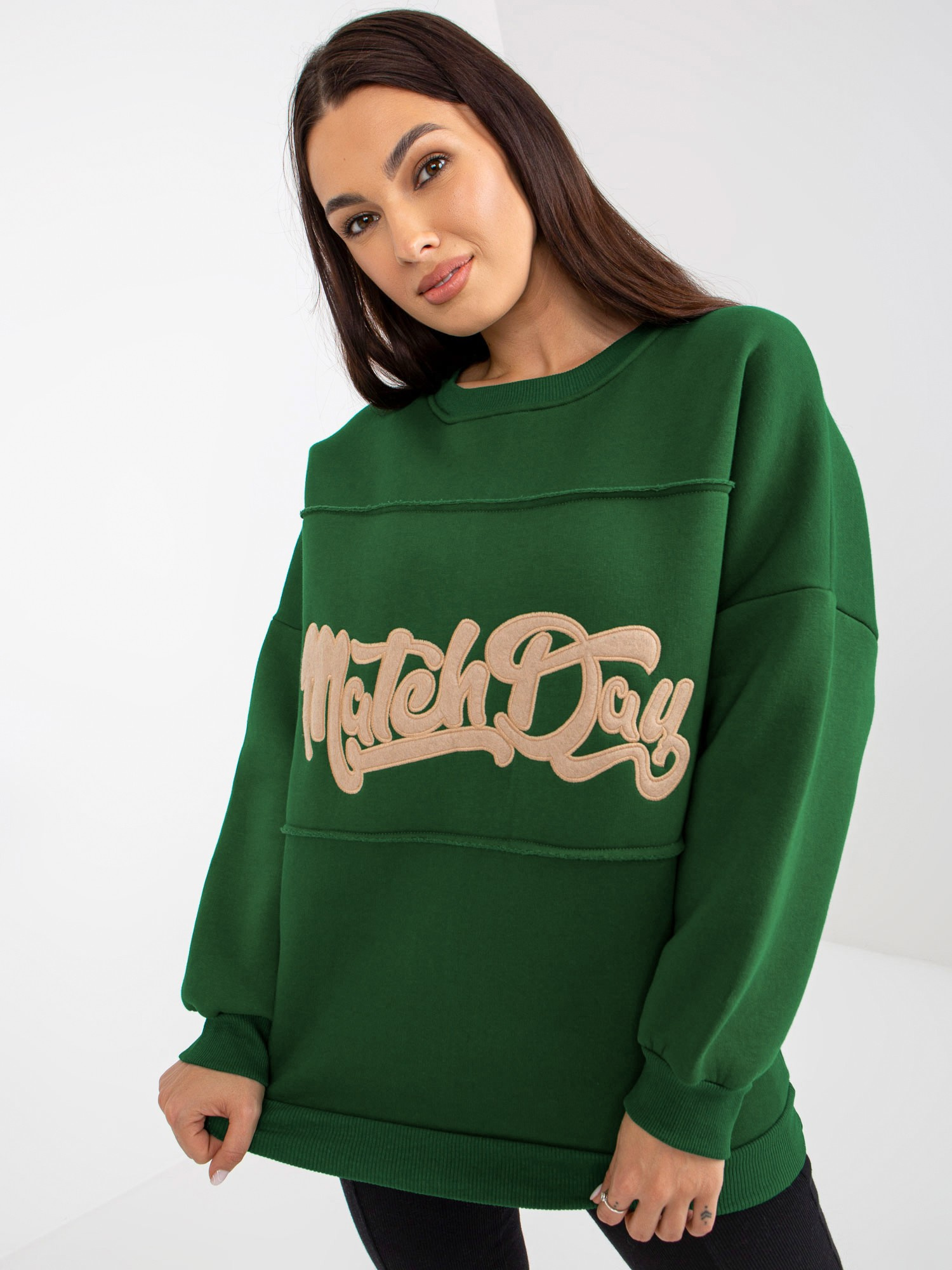 Hurt Ciemnozielona dresowa bluza bez kaptura z naszywkami 