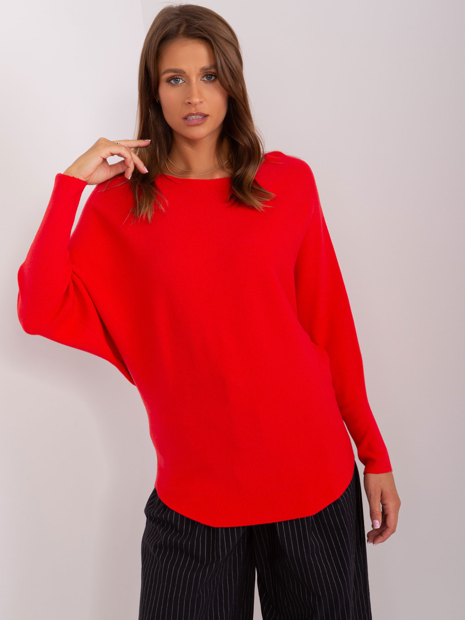 Czerwony sweter oversize o kroju nietoperza