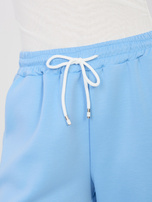 Pastelowe niebieskie spodnie z kontrastowymi lampasami RUE PARIS