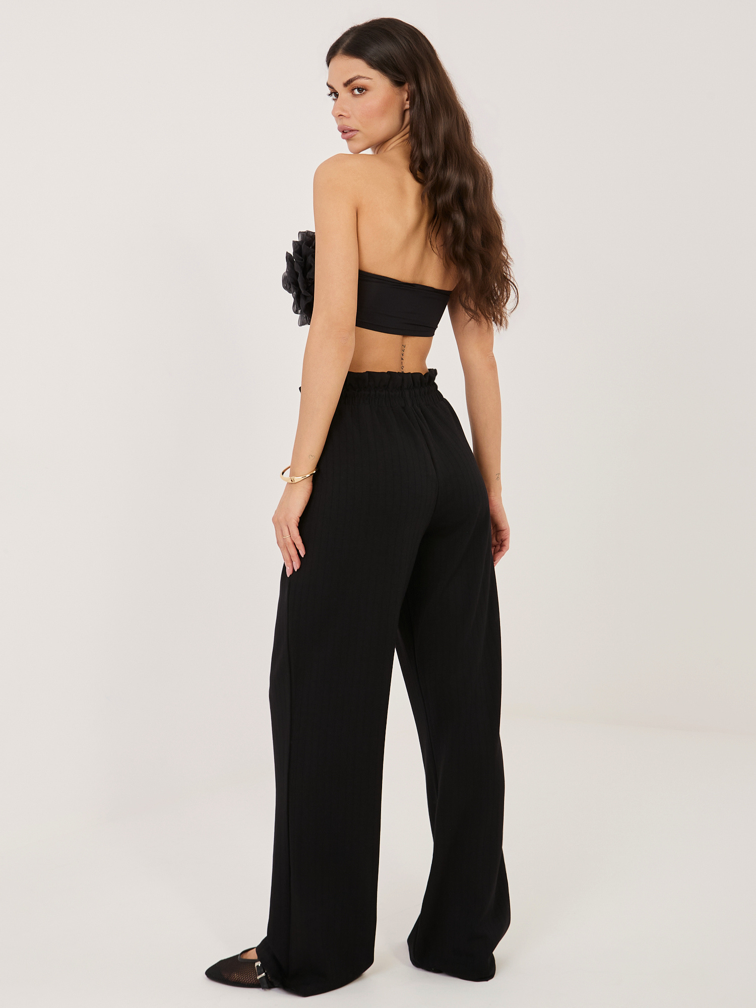 Czarne dresowe spodnie z marszczoną talią RUE PARIS