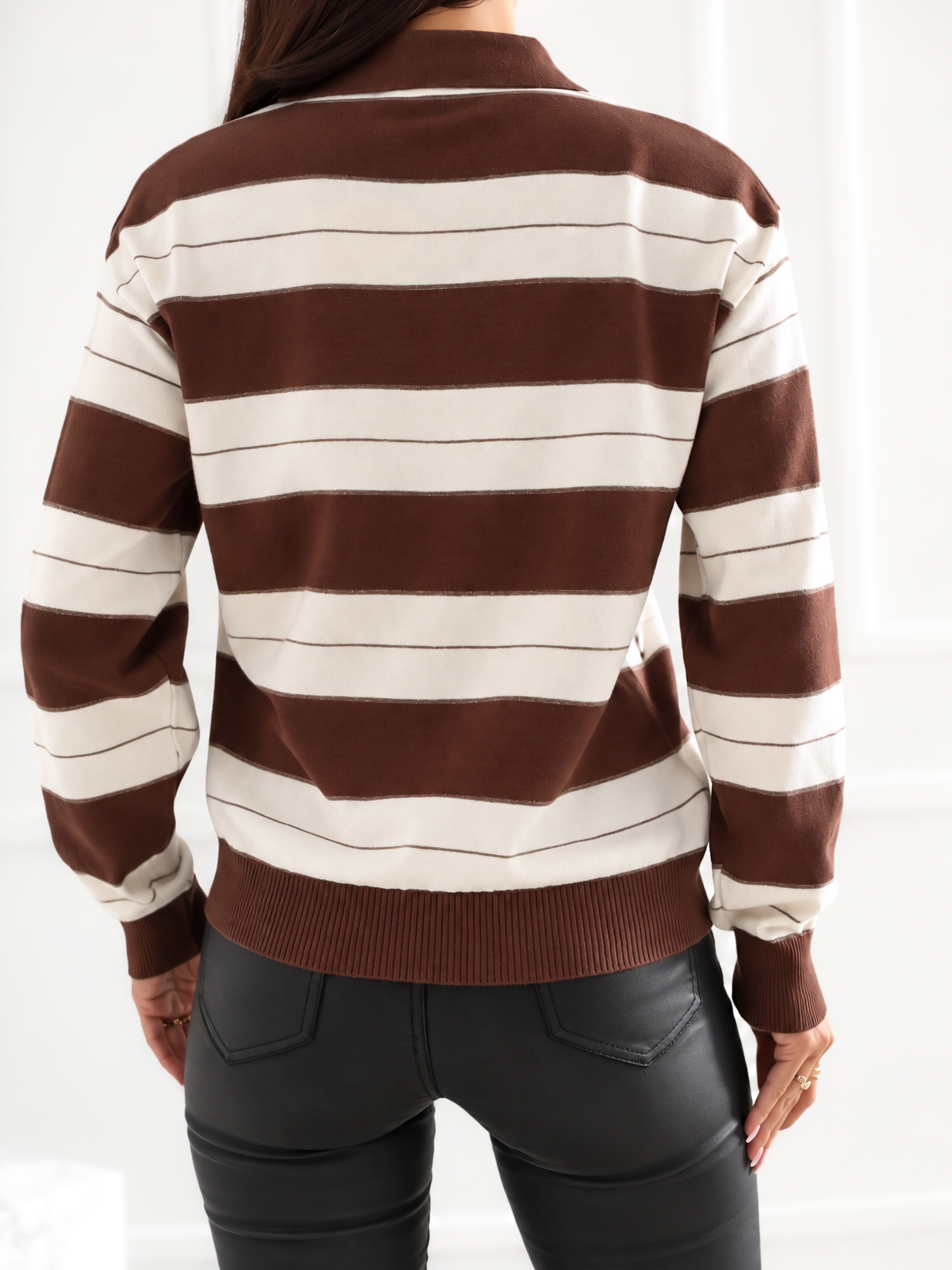 Brązowy elegancki sweter polo w paski