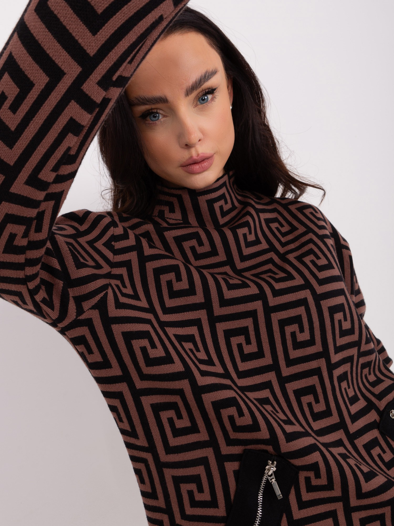 Brązowo-czarny wzorzysty sweter golf damski
