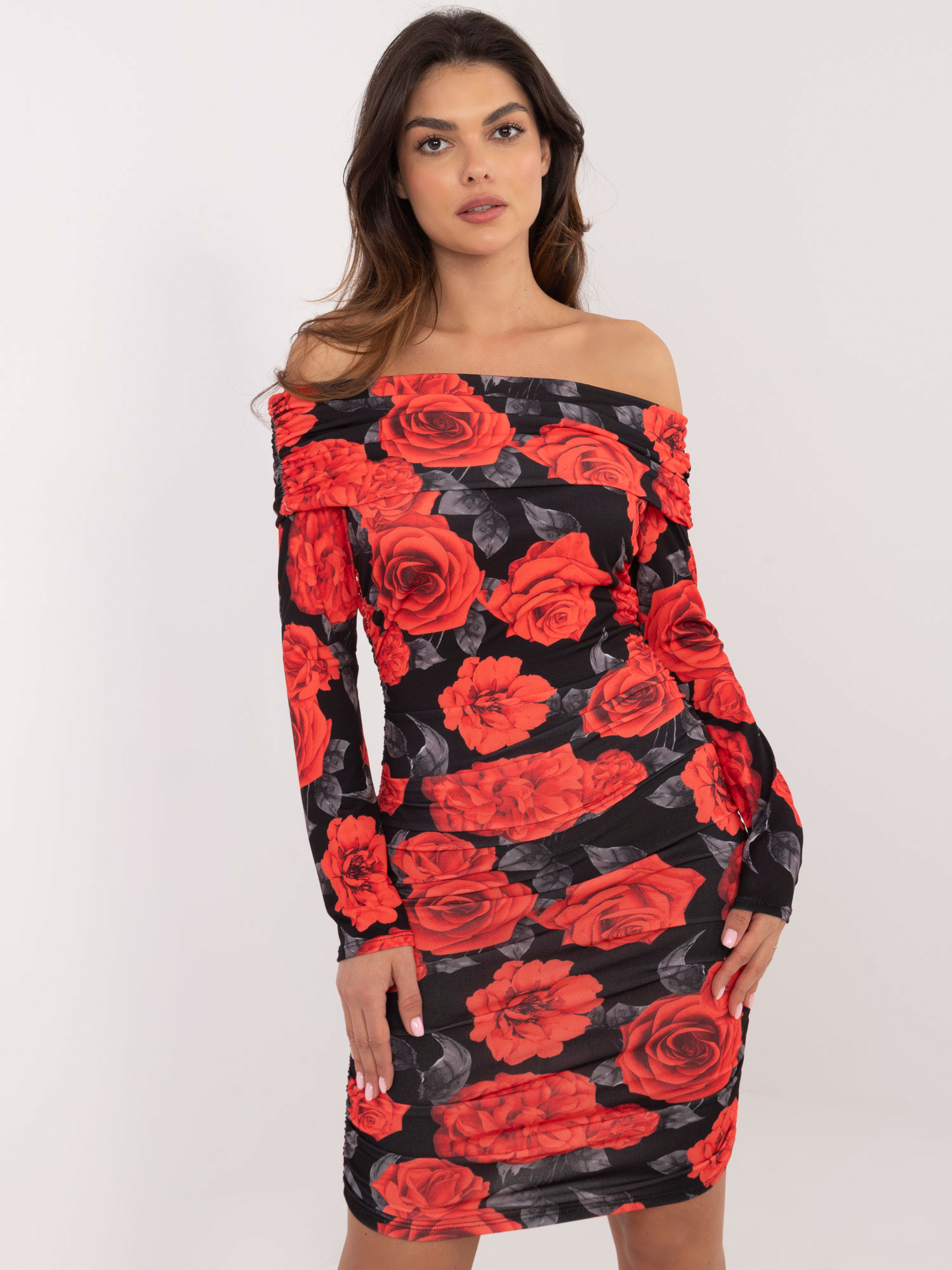 "Hurt Black-red short dress off-the-shoulder."