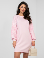 Pastelowa różowa dresowa sukienka z haftem RUE PARIS 