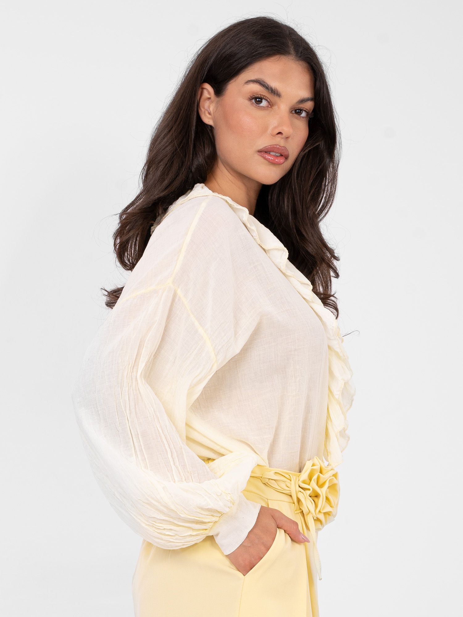 Jasně žlutá dámská blůza boho s knoflíky.