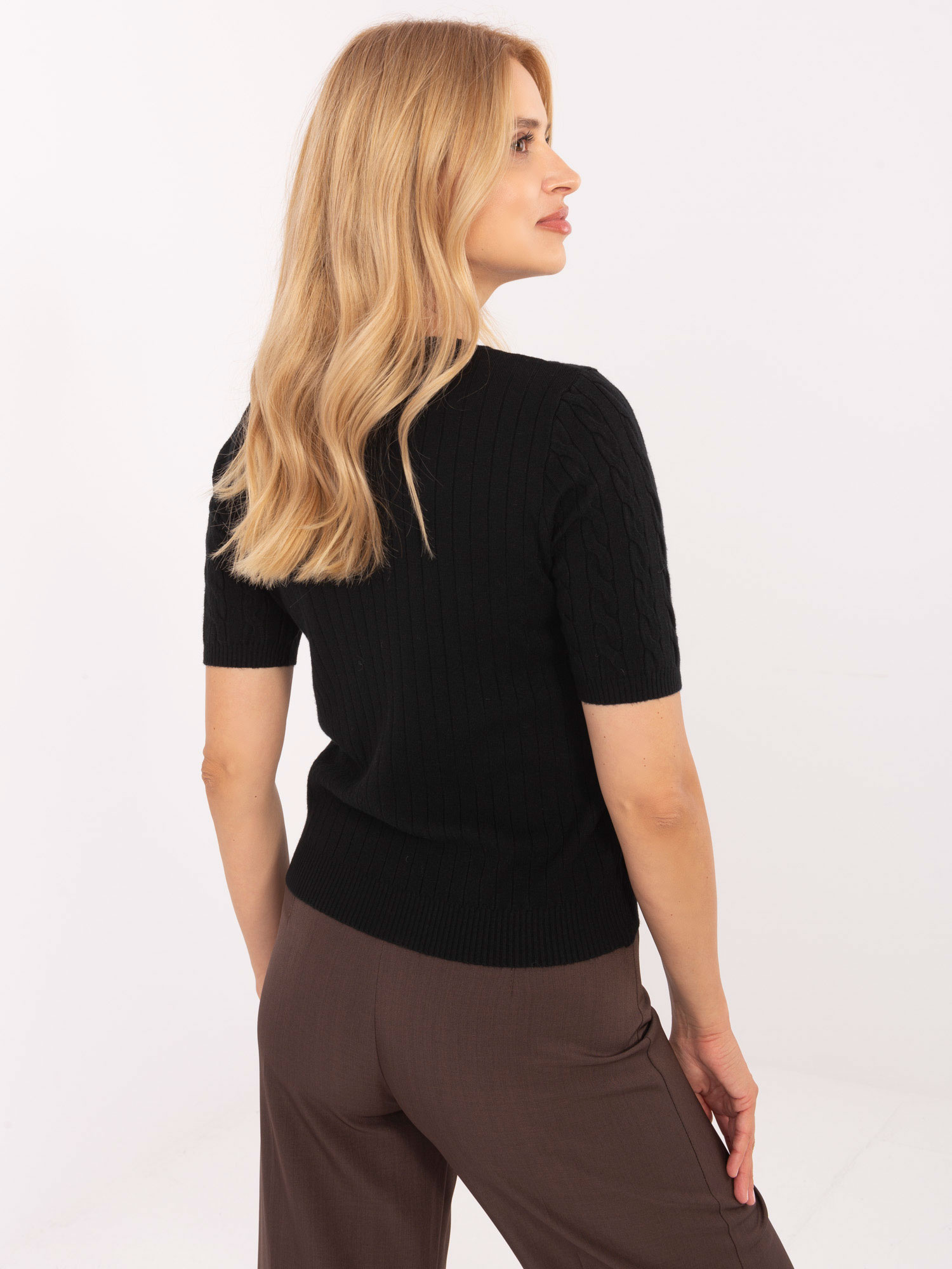 Schwarzer Damenpullover mit Zöpfen.