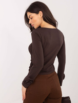 Schokoladenfarbige kurze Bluse mit Drapierung.