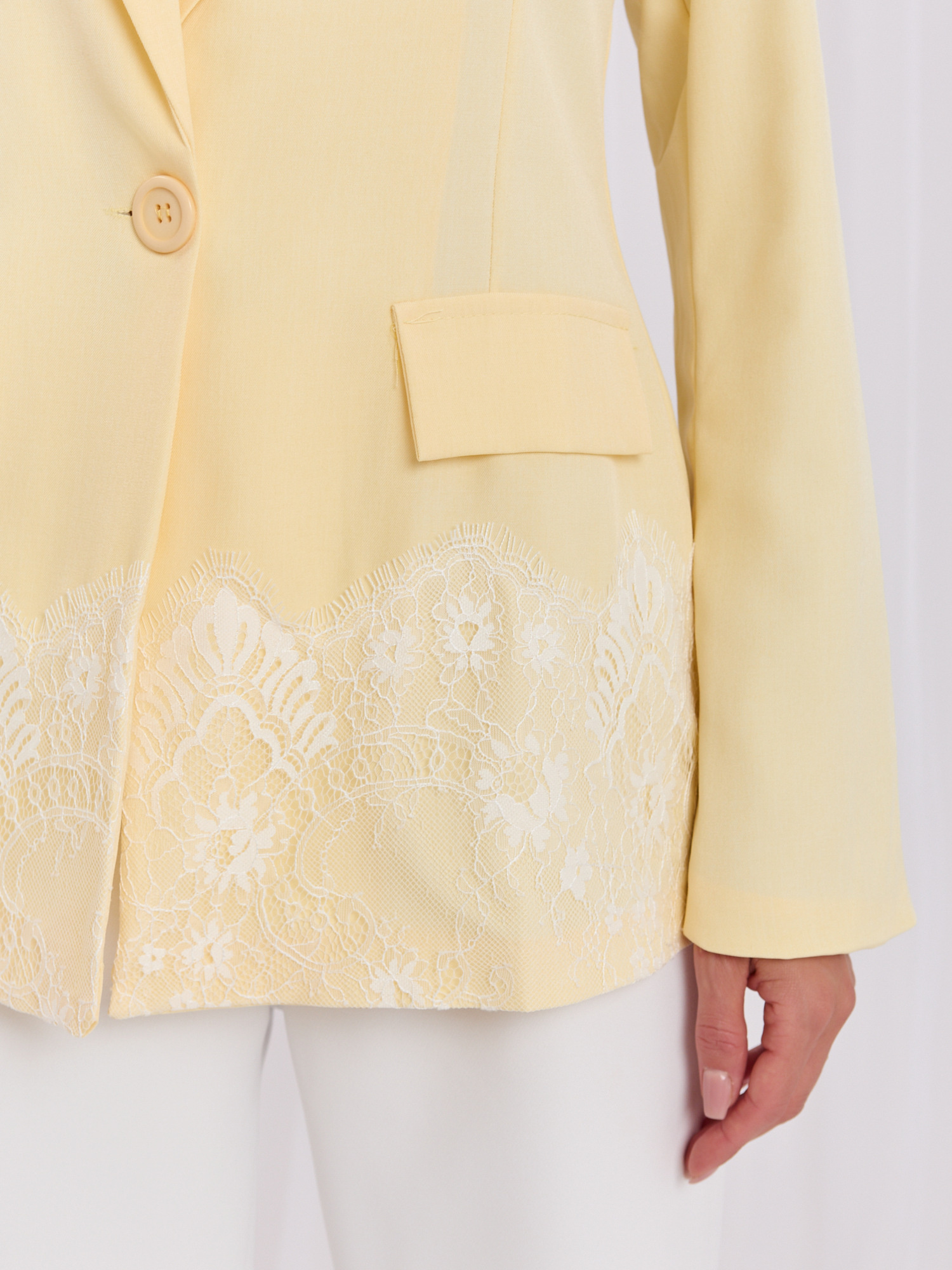 Pastelowa żółta elegancka marynarka z koronką