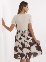 Beżowa sukienka we wzór krowie łaty