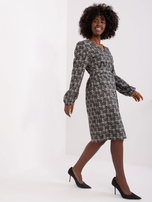 Hurt grau-schwarzes elegantes Kleid mit Mustern.